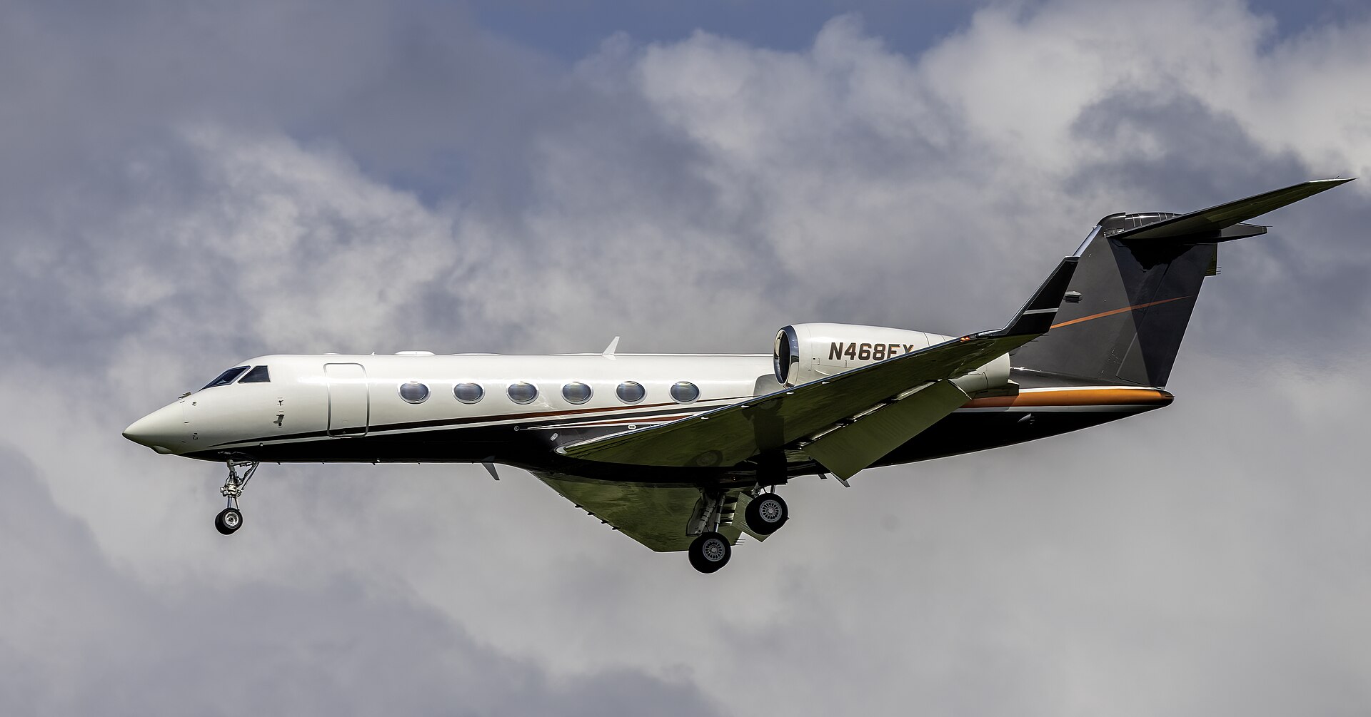 Gulfstream G450 heavy jet on the ramp